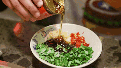 红油咕噜咕噜,就着精心调制的酱料锅里煮好的食物正在翻滚着或是一锅