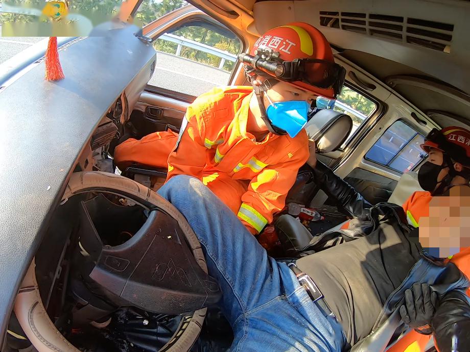 4月9日 余干县德昌高速发生车祸 一辆面包车上 8人受伤 其中,司机左腿