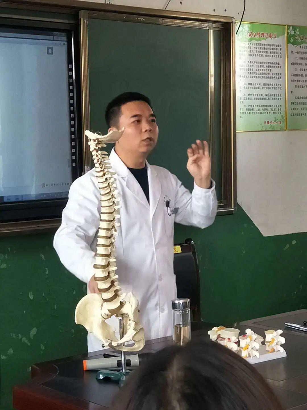 蒲城县兴镇中心小学,渭南脊柱康复医院院长赵哲勋为全体老师举办了一
