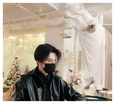 七鹤大人首次晒女友合影一动作展示男友力网友身高缩水了