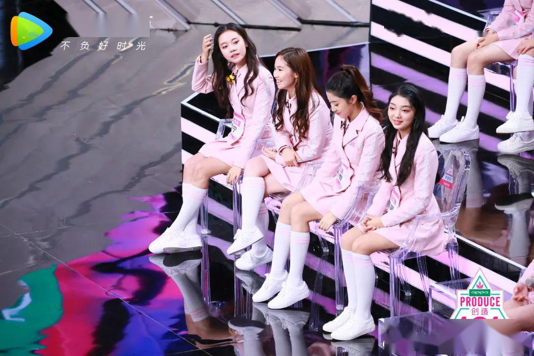 在《创造101》其中一次公演的时候,选手们有穿另外两身制服