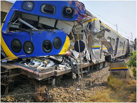 车厢出轨,台铁3198次区间车与联结车发生碰撞事故