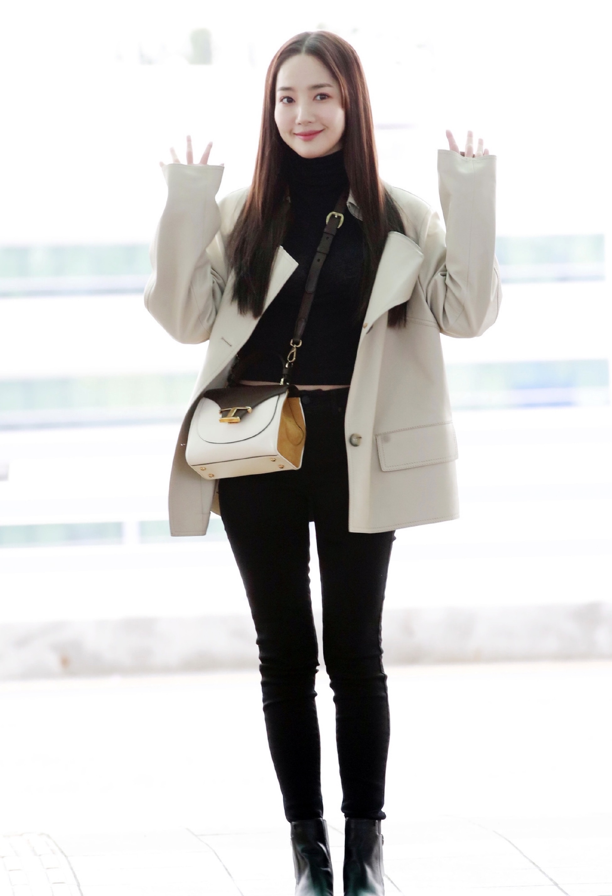 李敏镐前女友朴敏英晒照,淡妆素雅不愧整容模版,34岁发量惊人