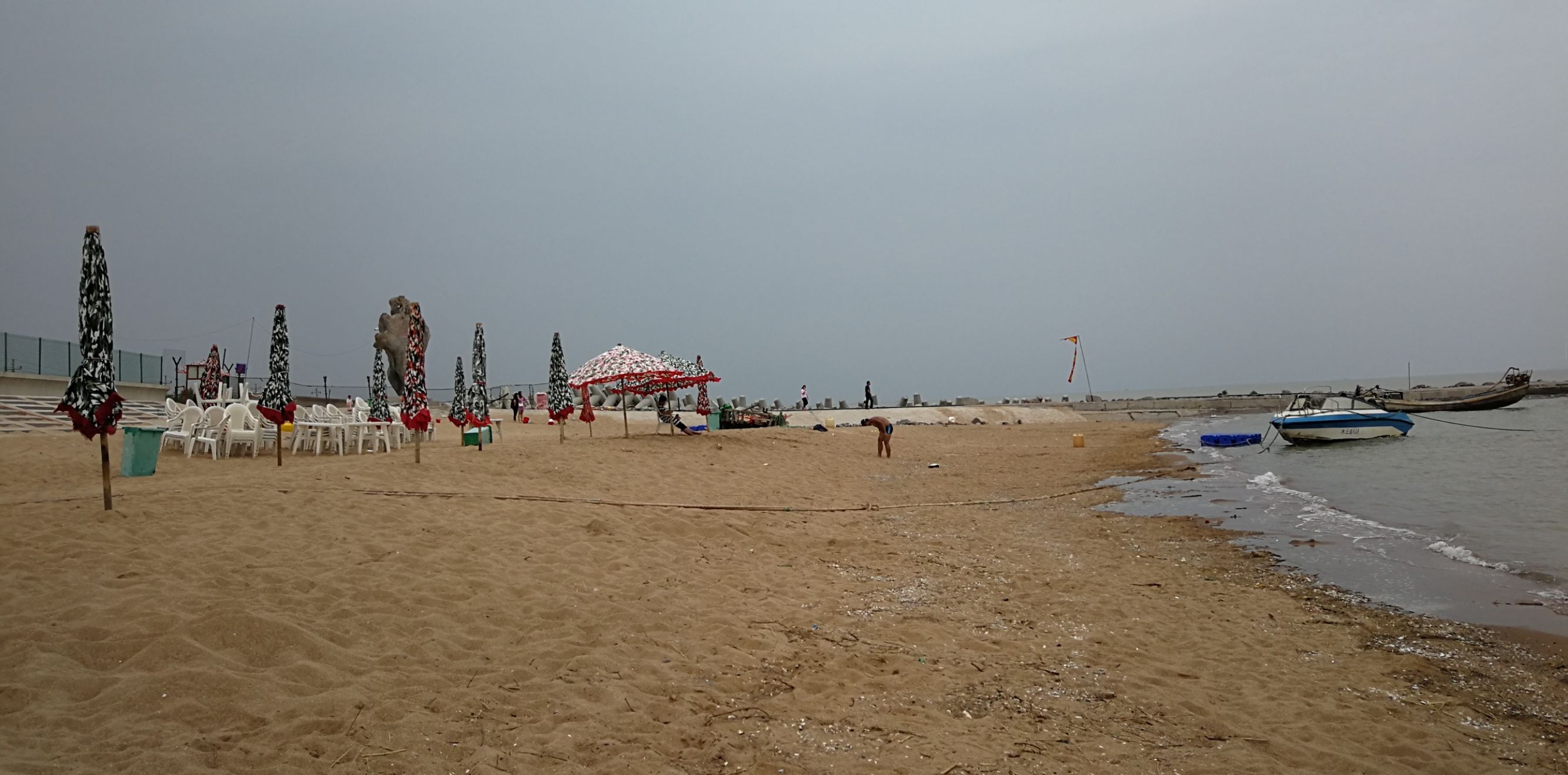 海水有点凉了,特别是孩子们的暑假结束后,前来游客顿时减少,整个浴场