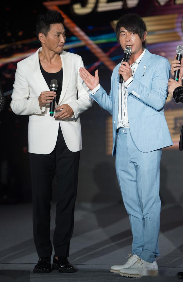 61岁何家劲看上去年轻了20岁了吧