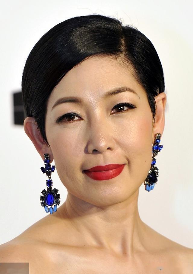 54岁黎芷珊气质优雅真不是一般人能保养得这么好