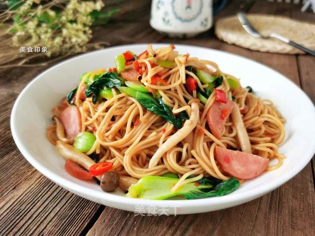 炒面这样做,鲜香入味超满足!一口气吃一大碗,怎么都吃不腻