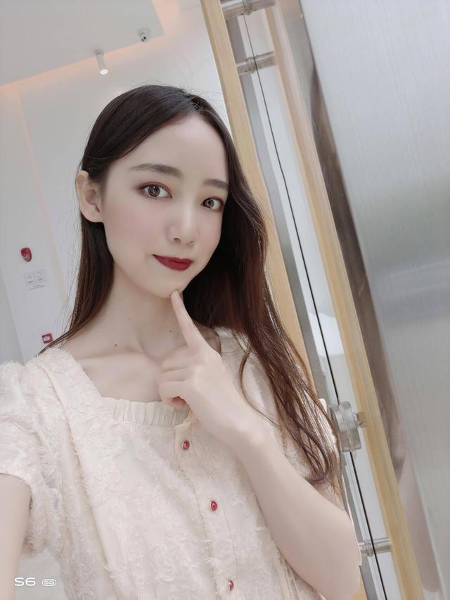 想必有许多小伙伴都非常好奇那些网红小姐姐的自拍照是怎么拍摄的
