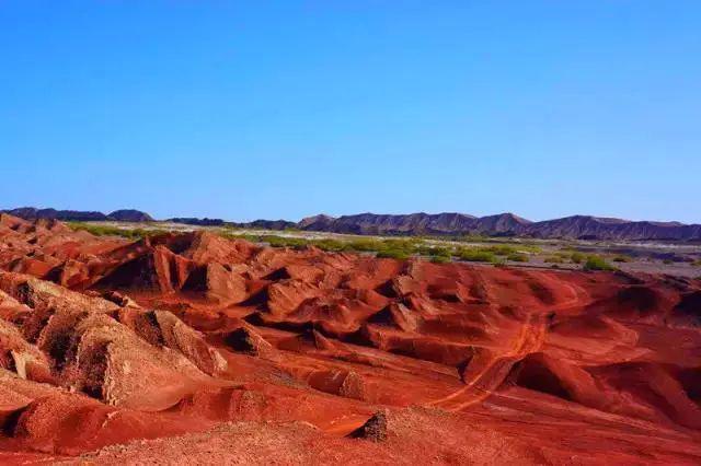 红层的红色砂岩风化成沙粒,积聚成片则成为红色沙漠