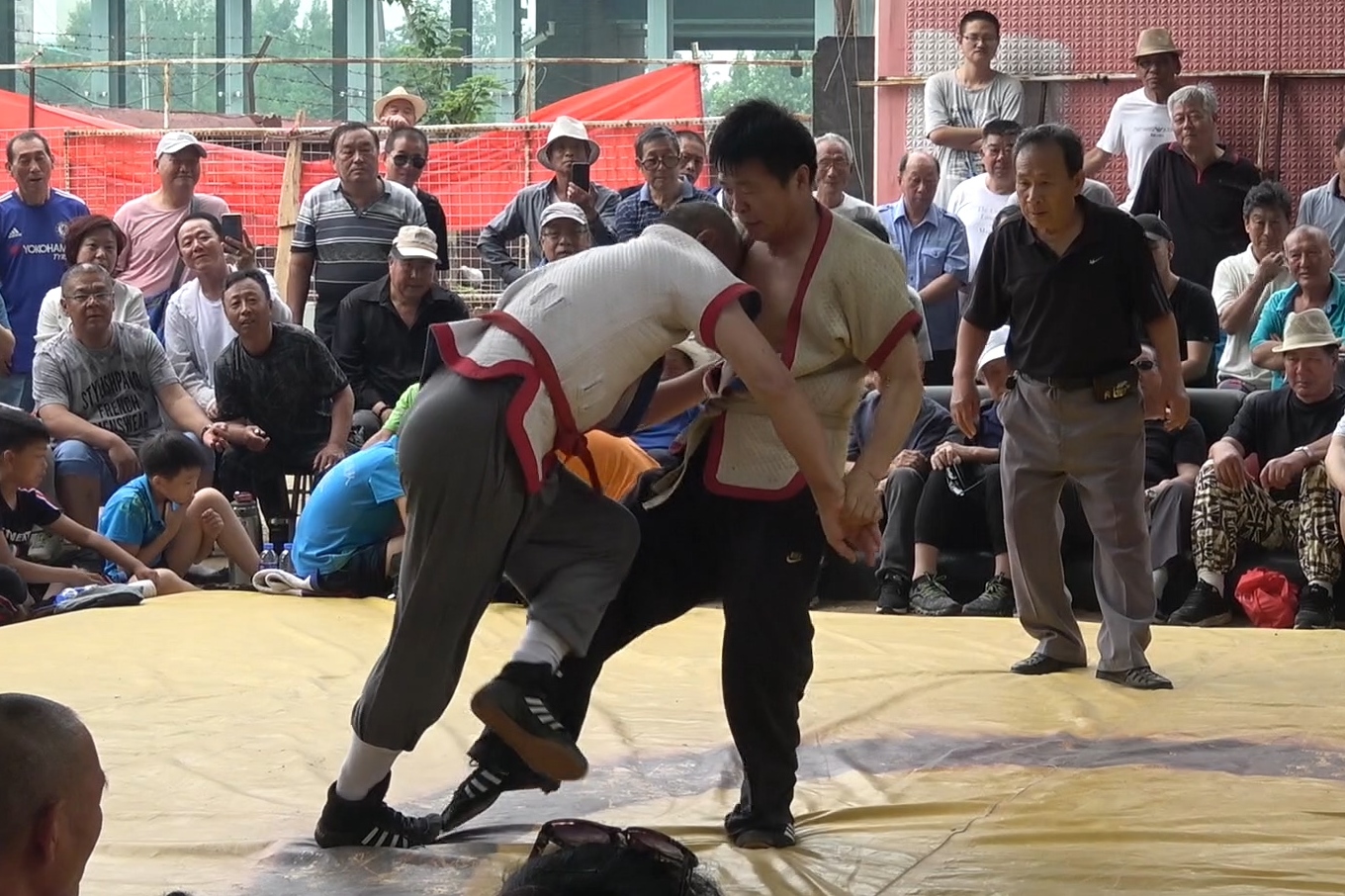 天津摔跤,这个大爷体力太好了,一看就知道多么的热爱摔跤