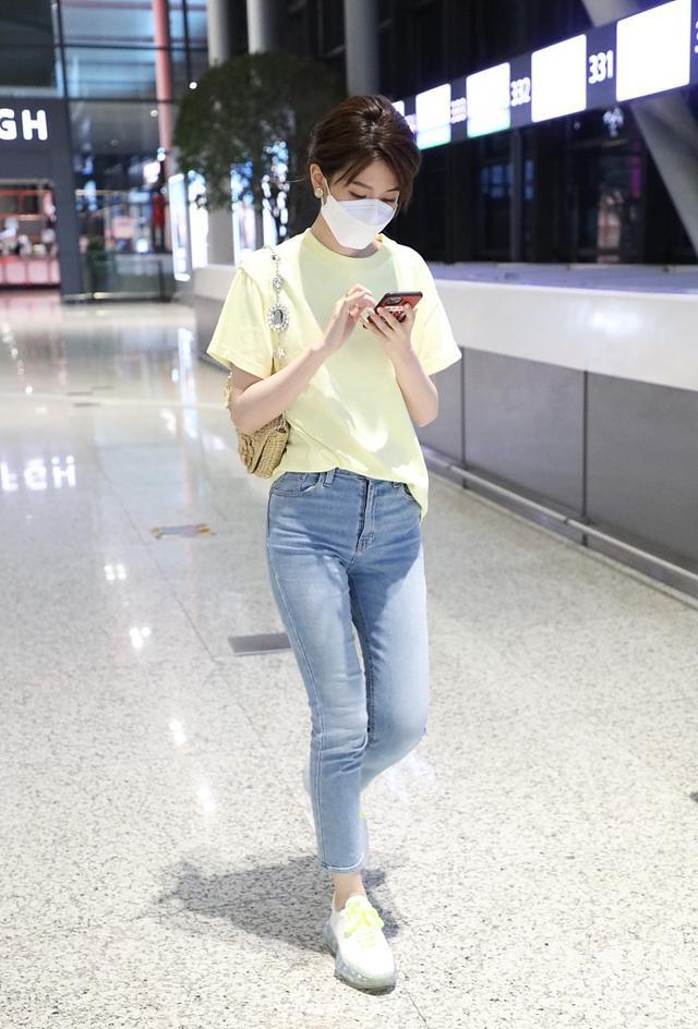 白t配牛仔裤过时了!现在流行乔欣的淡黄t,减龄提气,别提有多美_t恤