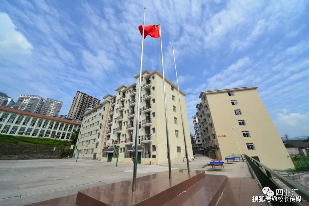 2009年3月,重庆市教育委员会批准,成立云阳盘石中学,为云阳县第八所
