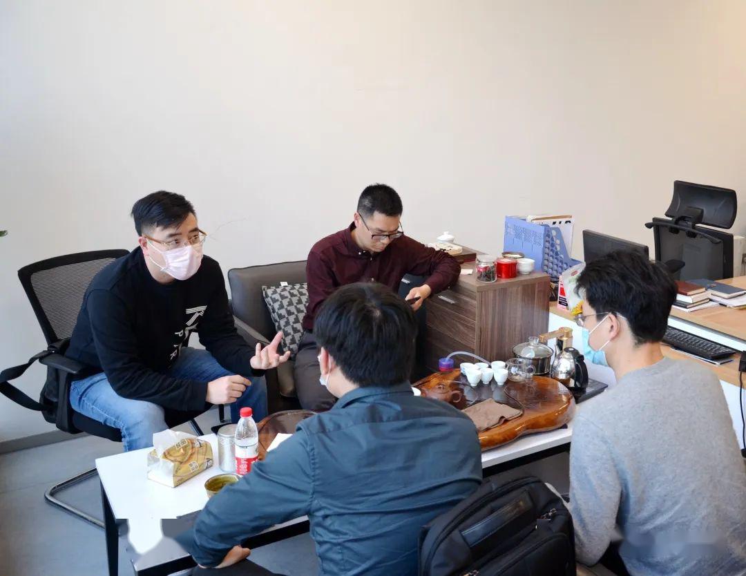 指挥中心,听取民建会员,城市大脑的技术专家许林伟介绍杭州城市大脑的