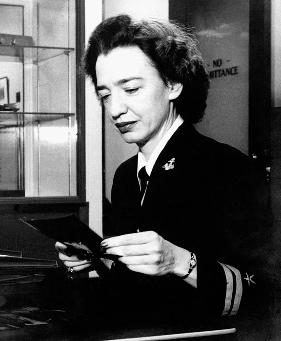 1959 年,由「计算机软件工程第一夫人」格蕾丝·赫柏(grace hopper)