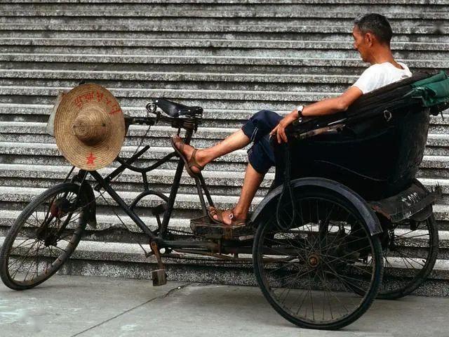 人力三轮车传统的成都民居有着典型的川西建筑特点,通常为两层结构,斜