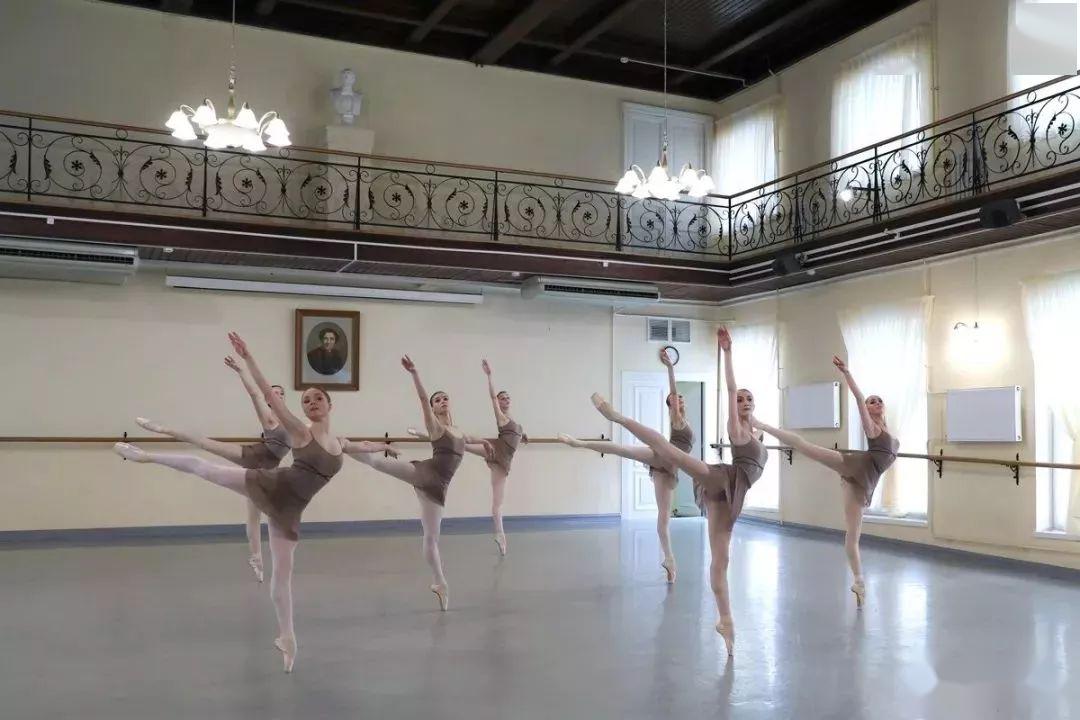 俄罗斯内部舞蹈考试现场曝光控腿看得我肌肉疼她们却做的那么轻松