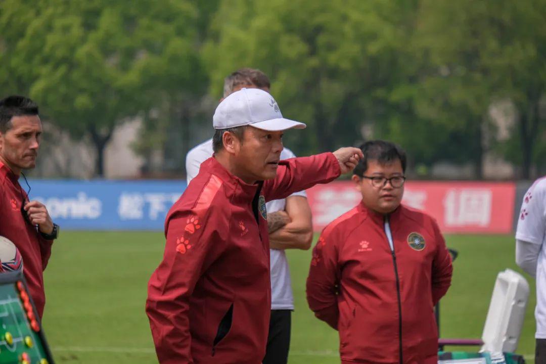 熬了5个月今天终于看了一场绿城比赛听听浙江名嘴吴亮怎么说的