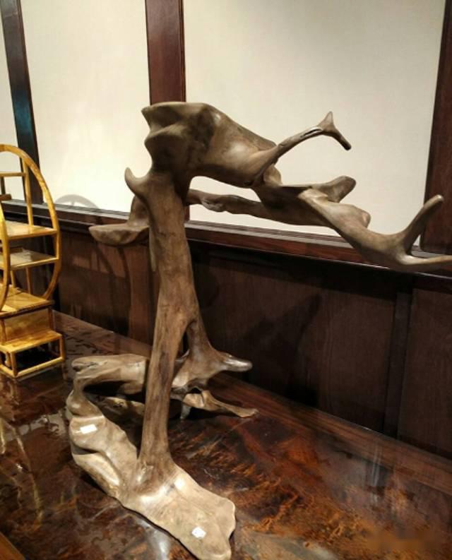 以模仿根自然形态的磨制方法为主,以少量,局部的雕琢为辅,使雕磨过的