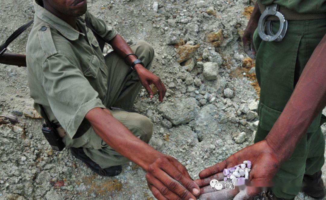 探秘红宝石矿区了解宝石的背后