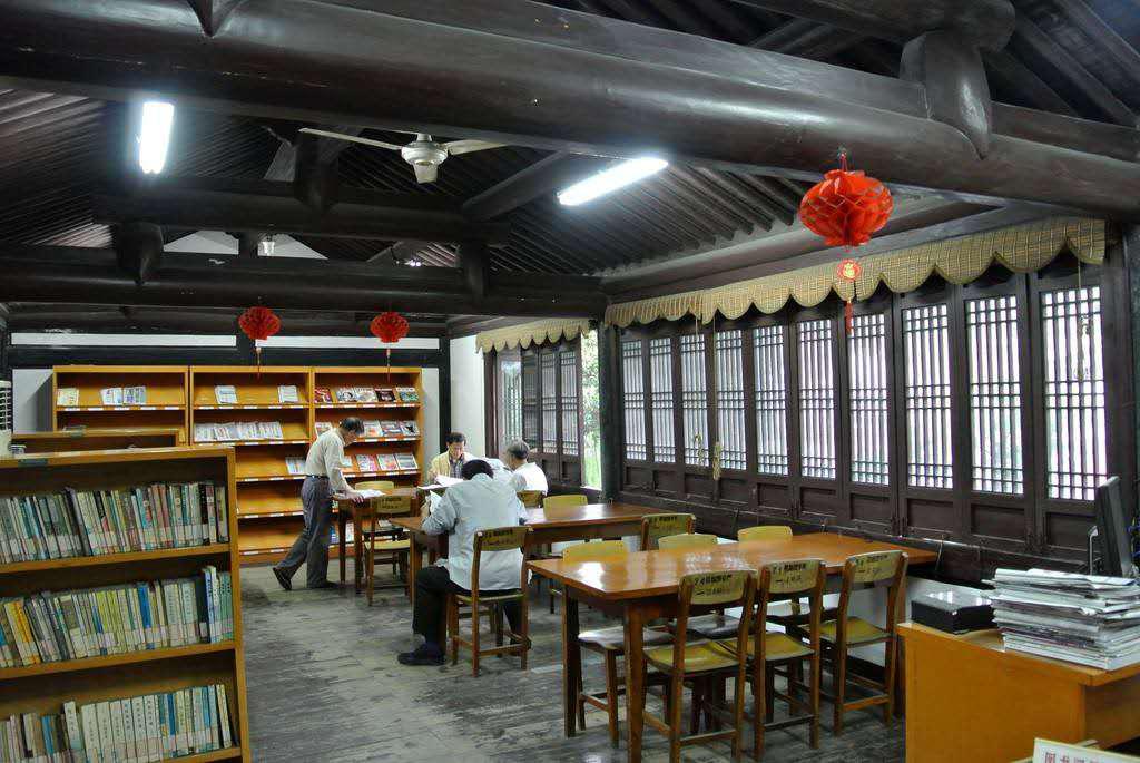 现存洋房一扇洋门,还留有钱玄同撰并书对联(钱擅长隶书).