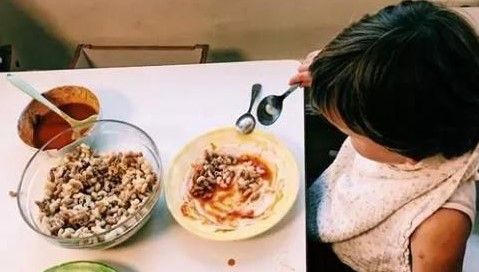 八个月大的宝宝用勺子吃饭却怎么也吃不到嘴里妈妈却置之不理