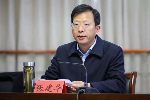 昨天,这座城市用鲜花和掌声欢迎11名"白衣战士"回如返岗!_何益军