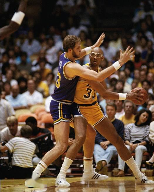 在马克伊顿长臂下直接被罩住贾巴尔够大的了吧马克伊顿,人送外号猛犸