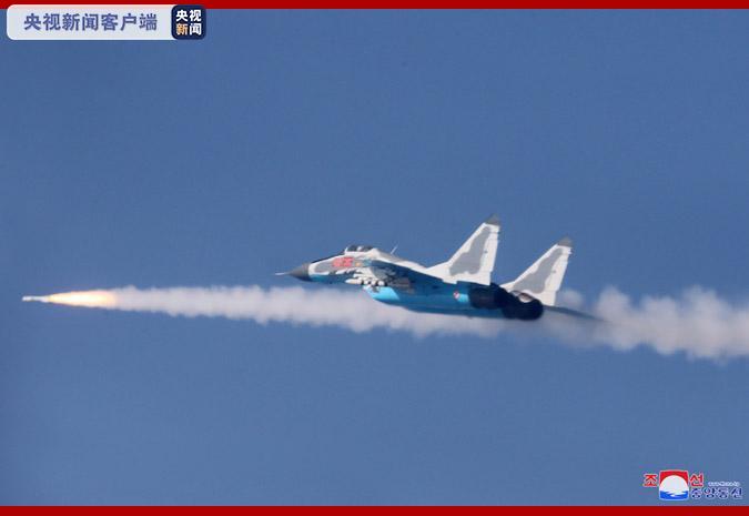 金正恩视察朝鲜空军歼袭机团表示巨大的满意