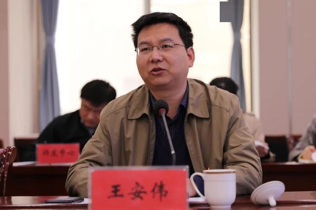 新区党群工作部部长,作风办主任王安伟介绍了新区经济社会发展,城市