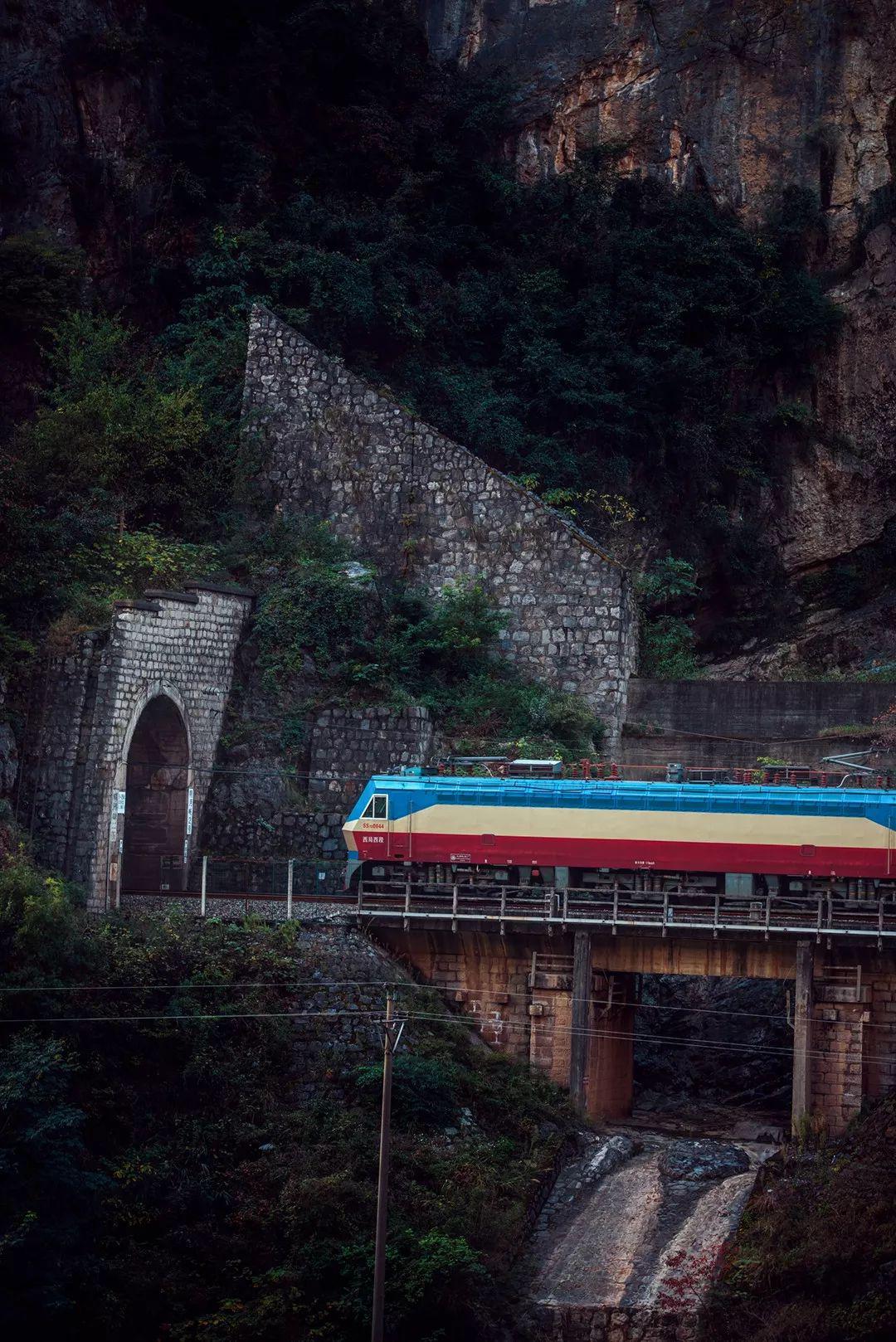 川陕公路,金牛驿道嘉陵江水道,先秦栈道,宝成铁道与长城,运河媲美的