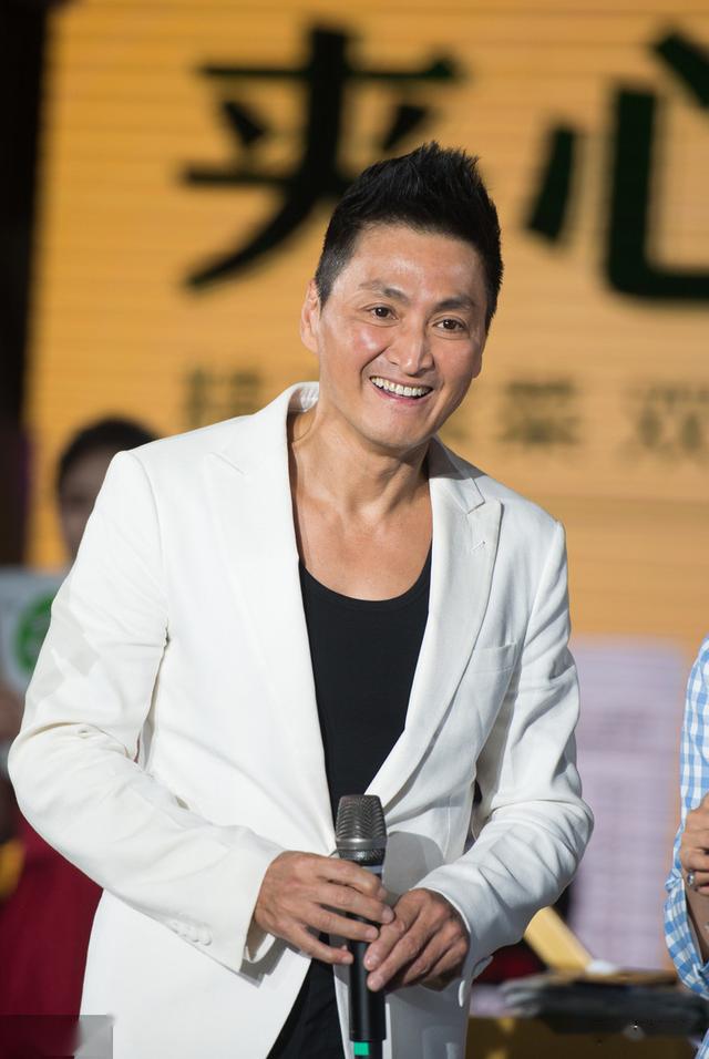 61岁何家劲看上去年轻了20岁了吧