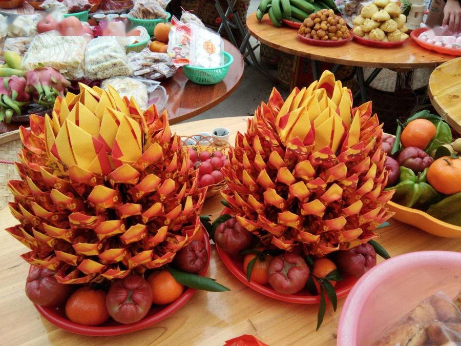各种各样的水果,还有精致的"金元宝"和"花篮"……看过潮汕人的拜神名