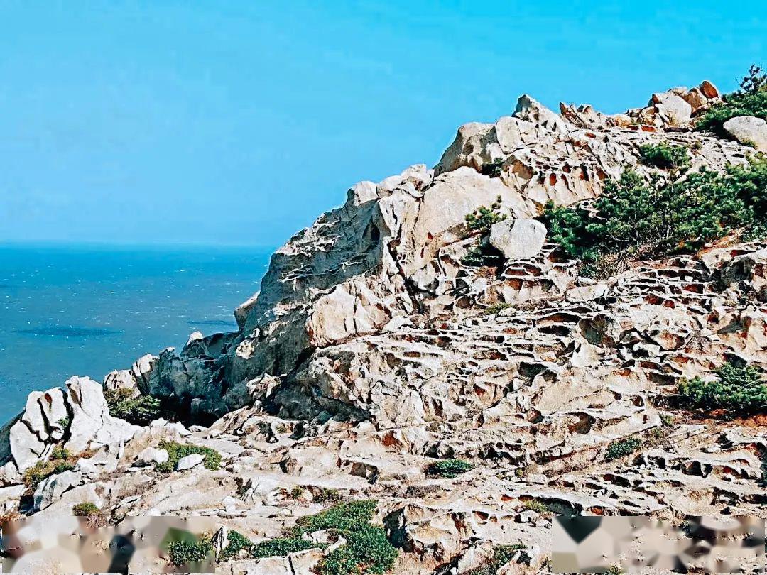 站上,可以看到南面海上有两座小岛,那便是南日十八列岛之一乌丘屿,