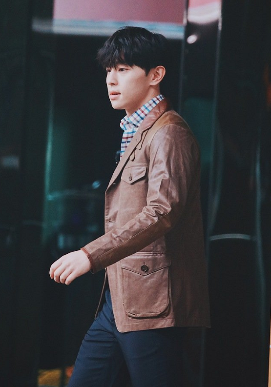 邓伦穿着棕色上衣黑色长裤录制综艺,帅气逼人,复工状态不错!