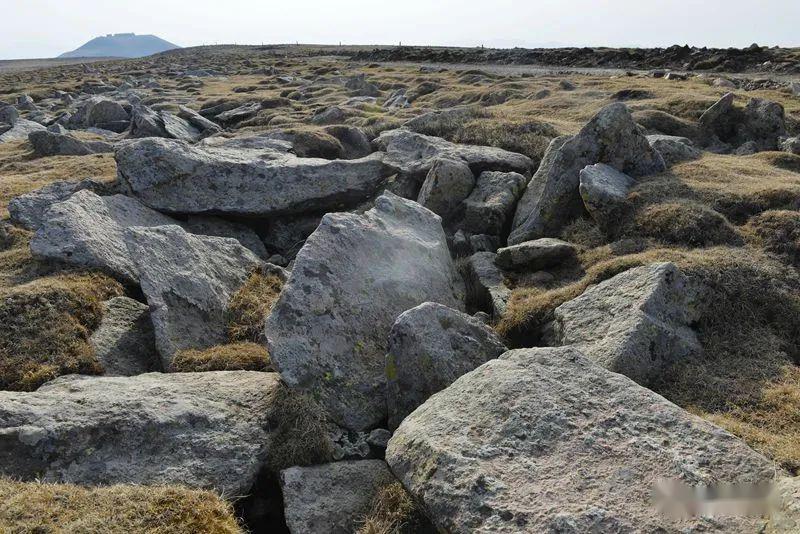 冰缘地貌之龙翻石而从地貌描述:五台山气势雄浑,线条舒缓干净,山体最