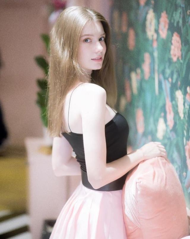 原创24岁俄罗斯赫本走红一袭红裙穿出太性感大秀好身材