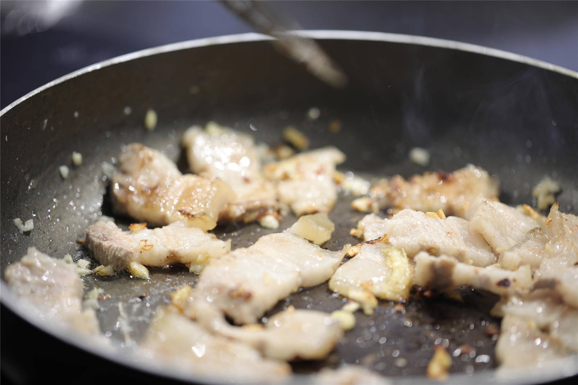 撒上蔥花,開吃吧~土豆雞腿肉燜飯之前看日食記做的一系列燜飯,真的超