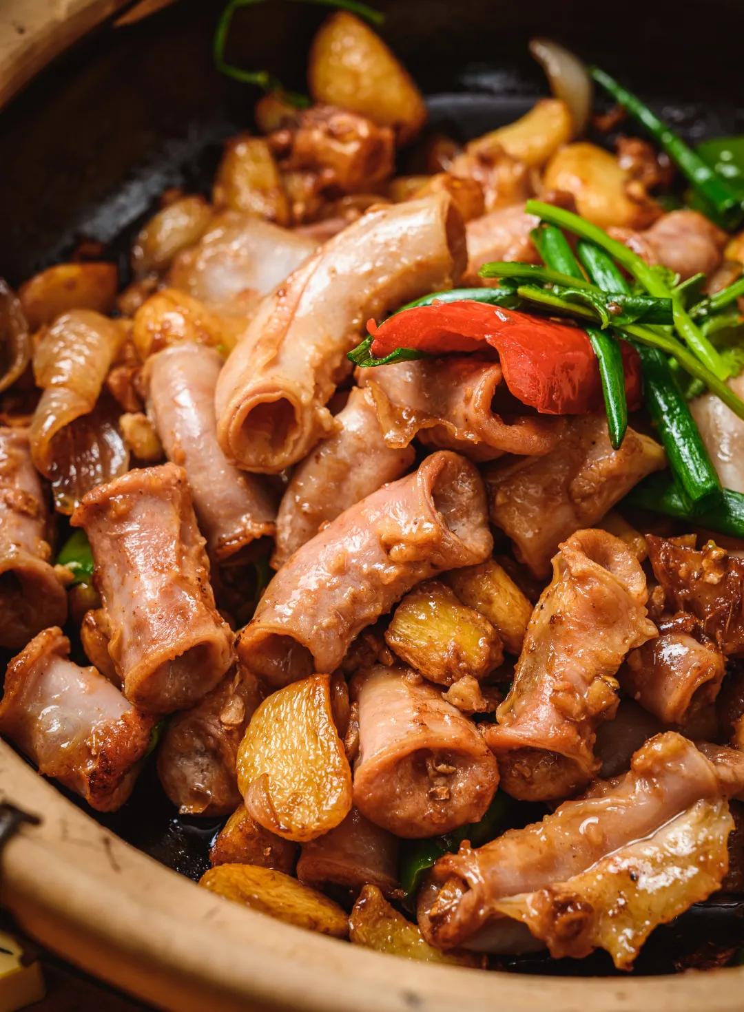 啫竹肠也是啫啫煲系列里的经典之一,爱吃的人真的是爱到不行~主打的盐