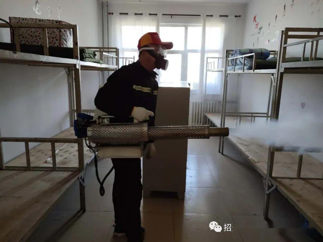 喷洒雾状消毒液,经过一上午的辛苦"奋战",对招远一中全部教室,宿舍