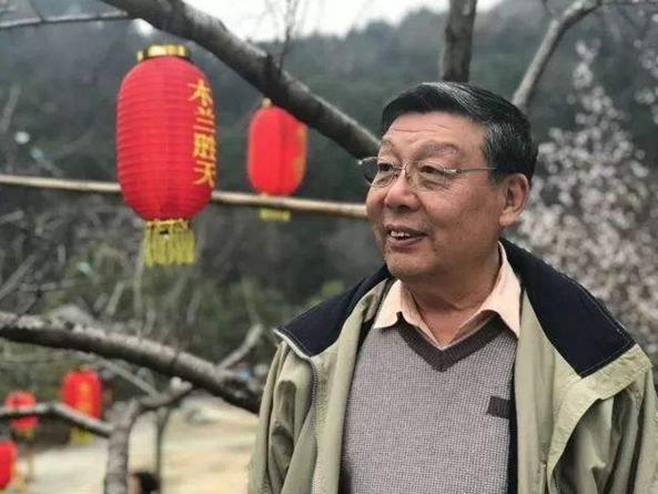 原创相声界理论上在世辈分最大之人为何降两辈行走江湖