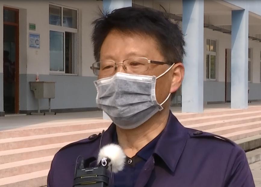 排队测温登记校园内外秩序井然岱山中学副校长:"为了保证高三