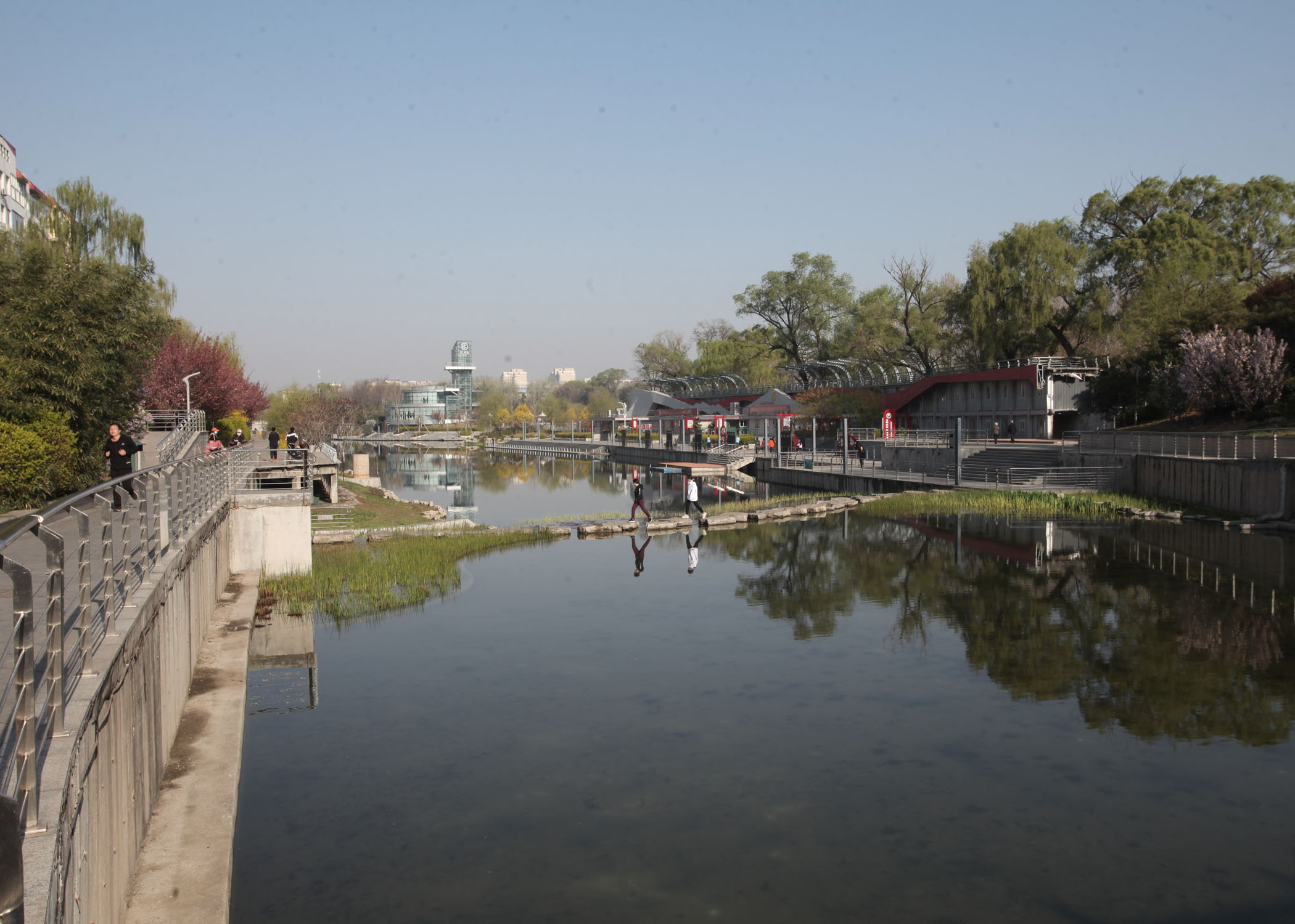 筆者騎自行車從太行公園開始騎行,途經長子門公園,淮海公園,濱河公園