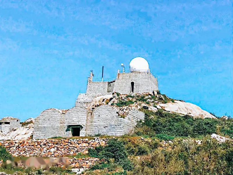 站上,可以看到南面海上有两座小岛,那便是南日十八列岛之一乌丘屿,