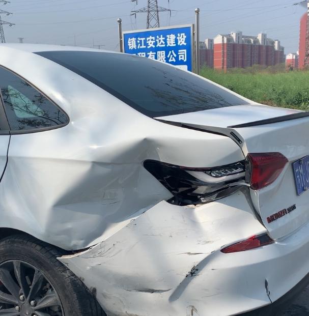 今晨,镇江新区某路段发生一起车祸,其中一车尾部.