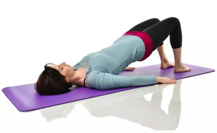 屈,头置于枕上,背部,臀部及大腿后侧肌肉用力收缩,挺胸,抬臀,呈拱桥形