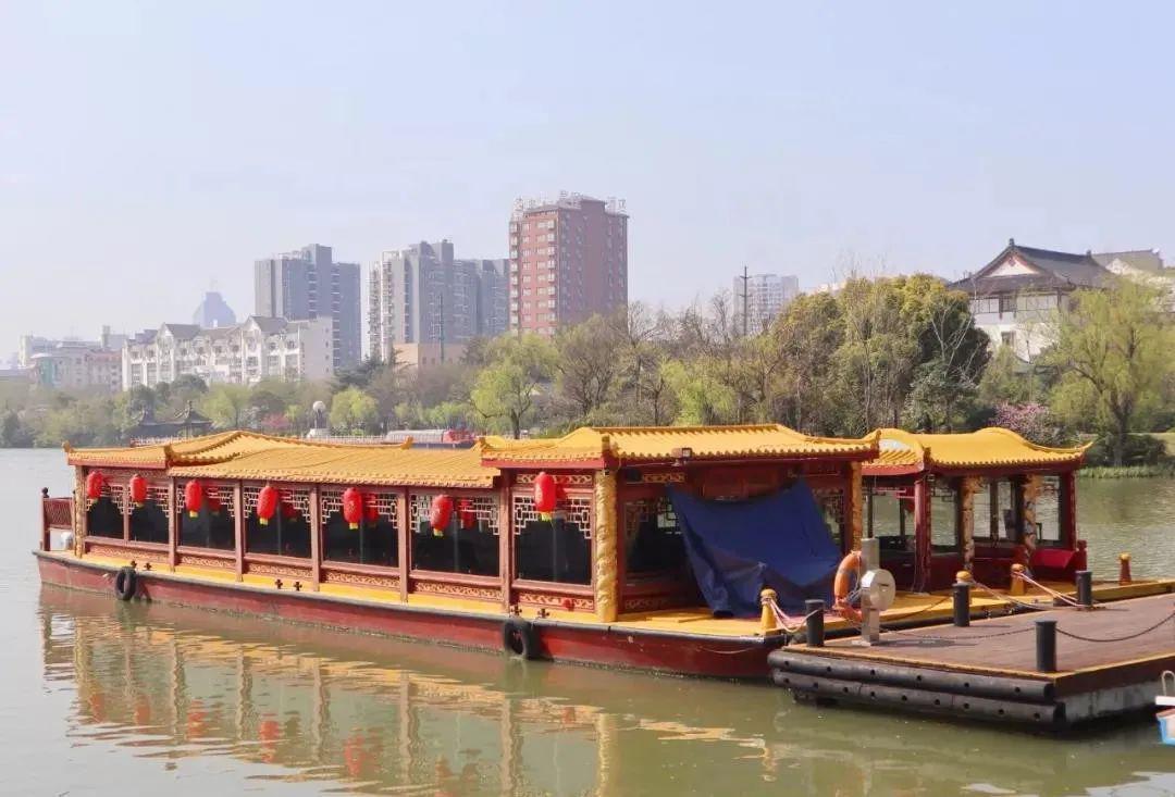 目前濠河游船已经恢复对外开放,来濠河,遇见南通春天.