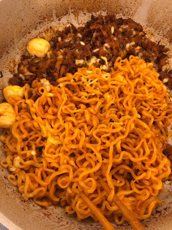 张馨予哄完女儿睡觉后追剧吃奶油火鸡面被嫌弃放弃身材管理她霸气回应