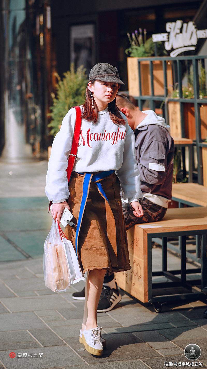 原创街拍潮人穿搭的小秘密休闲中带有时尚时尚中暗含清新