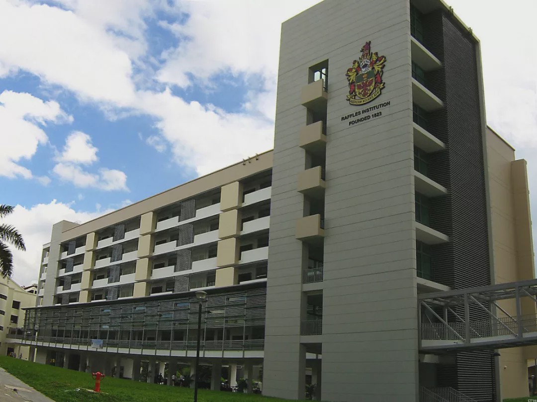 新加坡的对口学校里有,华侨中学,德明中学,南洋女子中学,莱佛士书院