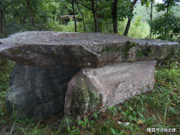 其余多数集中分布在山脊上,有些墓地往往是石棚墓与大盖石墓和少量
